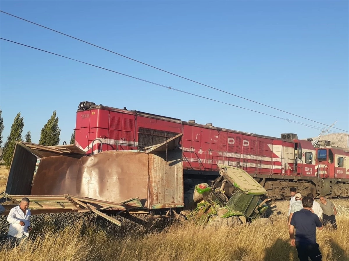 Sivas\'ta tren traktöre çarptı, bir kişi yaralandı