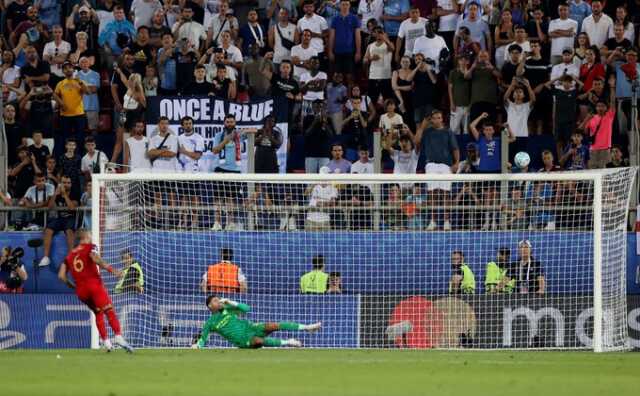 Son Dakika: UEFA Süper Kupa Finali'nde normal süresi 1-1 biten maçta Manchester City, Sevilla'yı penaltılarda 5-4 yenerek kupanın sahibi oldu. Son Dakika: UEFA Süper Kupa Finali'nde normal süresi 1-1 biten maçta Manchester City, Sevilla'yı penaltılarda 5-4 yenerek kupanın sahibi oldu.