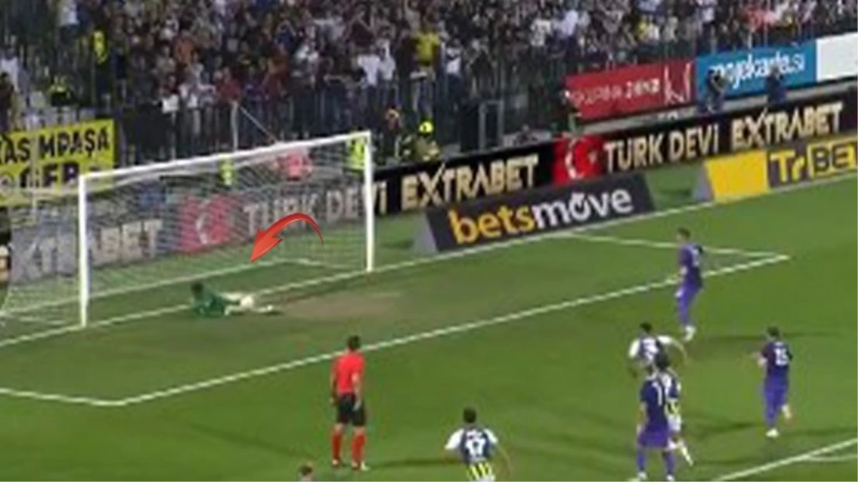 Fenerbahçe\'nin kalecisi İrfan Can Eğribayat, penaltıyı kurtardı
