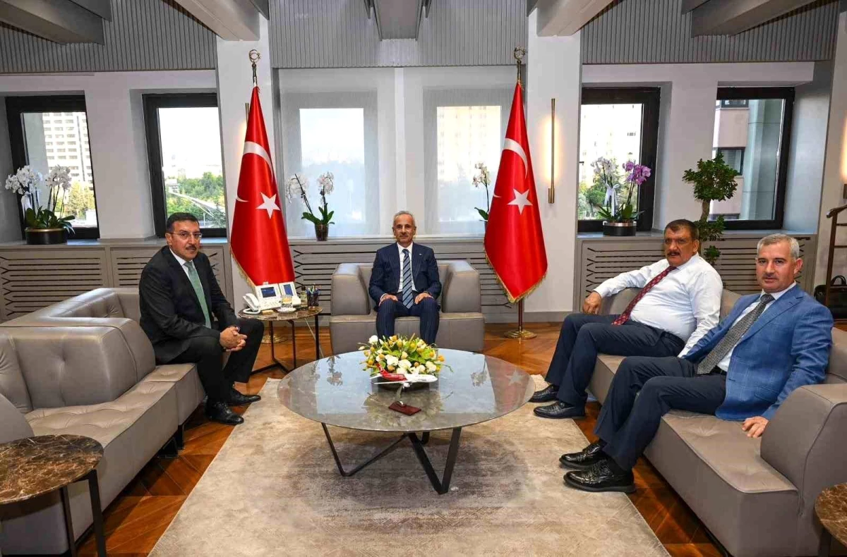 AK Parti MKYK Üyesi Bülent Tüfenkci, Ulaştırma Bakanı Uraloğlu\'nu ziyaret etti