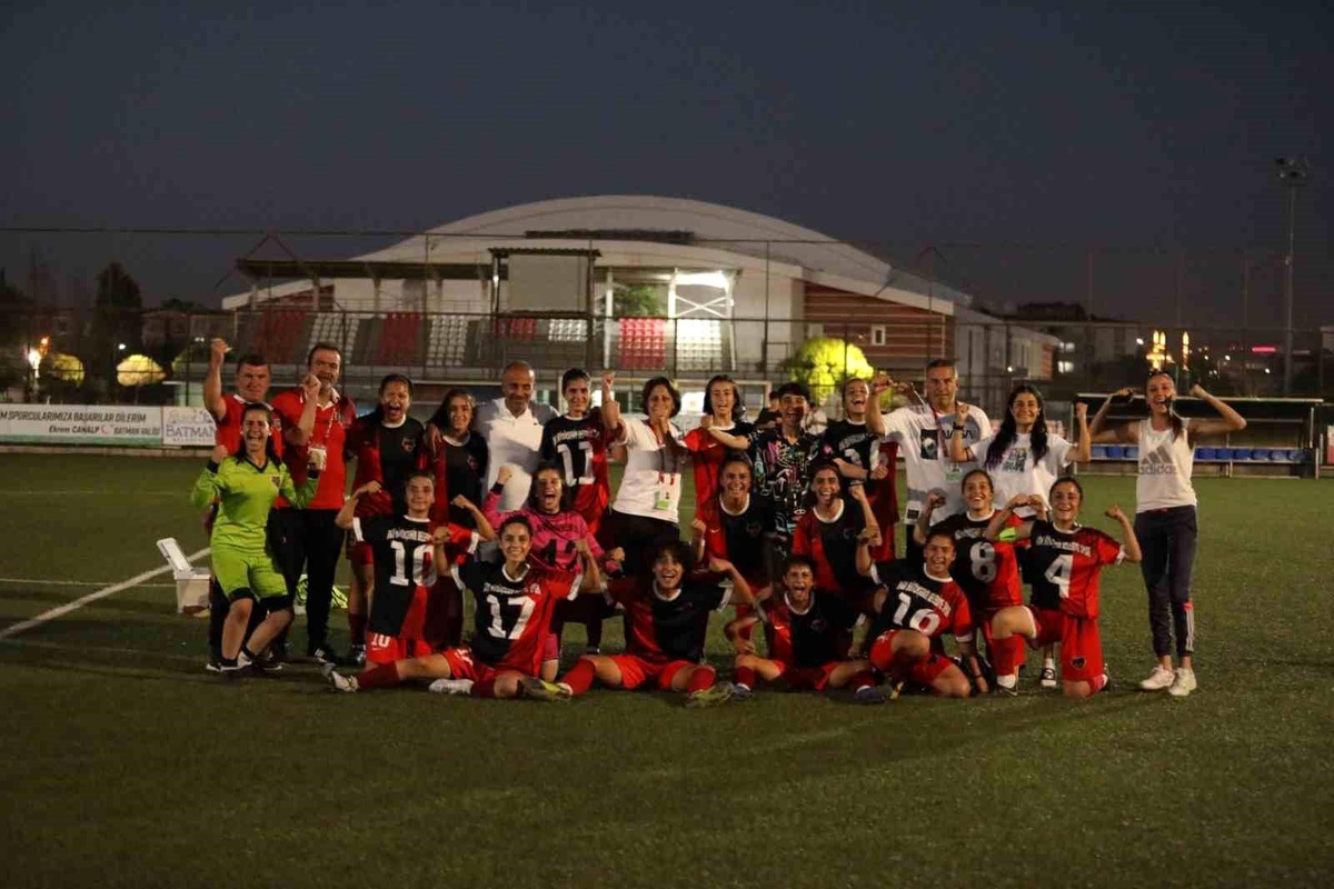 Van Büyükşehir Belediyespor, U-17 Kızlar Türkiye Şampiyonasında Çeyrek Finale Yükseldi