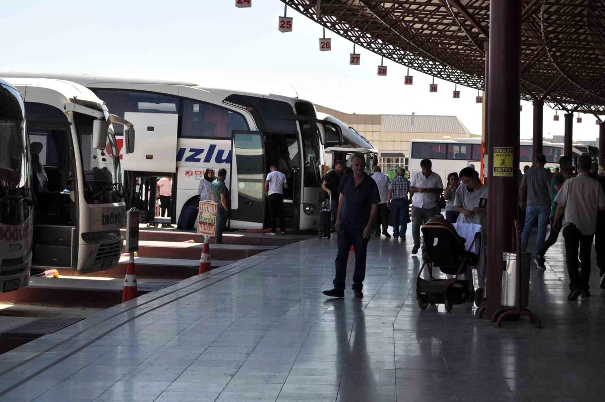 Otobüs Firmaları Yaz Tatilinde İşlerden Şikayetçi