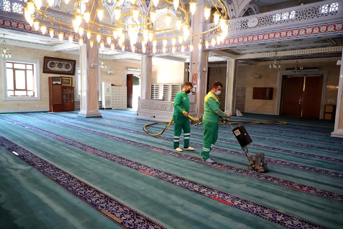 Zeytinburnu Belediyesi İbadethane Temizlik Ekibi İbadethanelerde Hizmet Veriyor