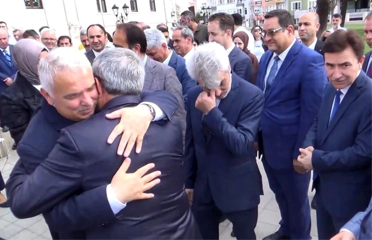 Vali Aziz Yıldırım\'ın Trabzon\'a tayini gözyaşlarıyla vedalaştı