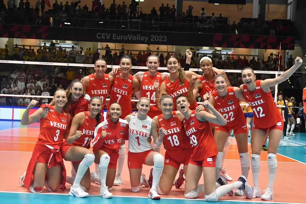 A Milli Kadın Voleybol Takımı, İsveç\'i 3-0 Yendi