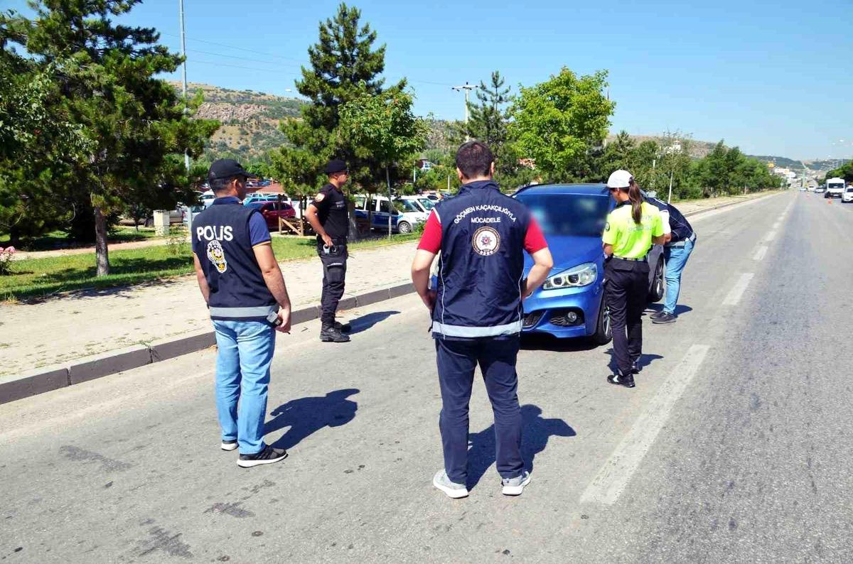 Afyonkarahisar\'da Düzensiz Göç ile Mücadele Operasyonunda 4 Şahıs Hakkında İşlem Yapıldı