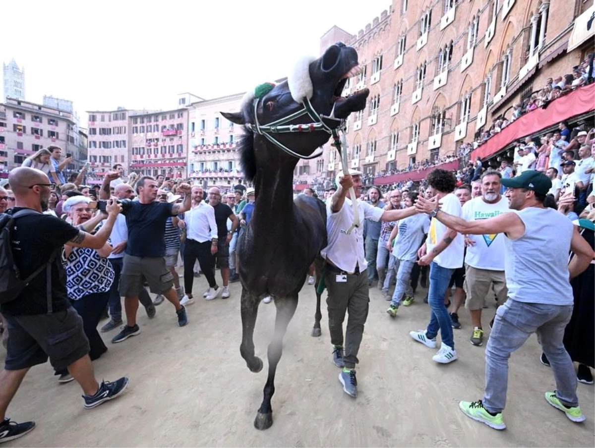 Albüm: İtalya\'nın Siena Kentinde Düzenlenen At Yarışı İlginç Görüntülere Sahne Oldu