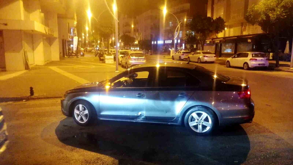 Antalya\'da Motosiklet ile Otomobil Çarpışması: 1 Yaralı