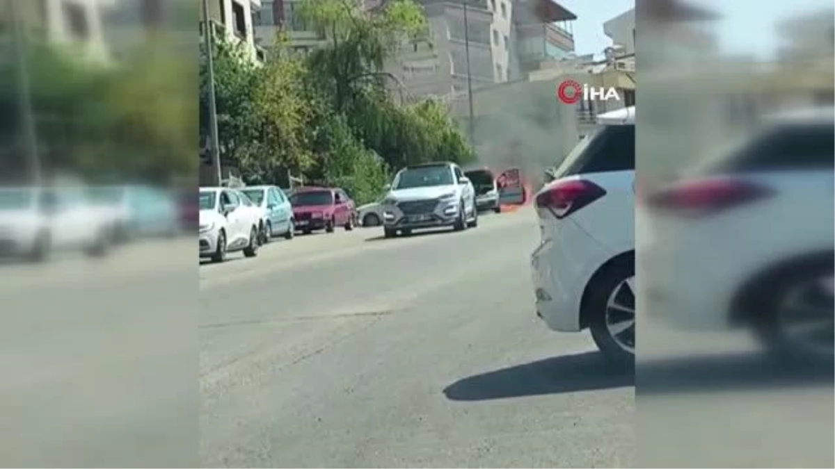 Ankara\'da Park Halindeki Otomobil Alev Aldı