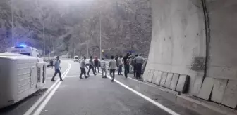 Yusufeli'de düğüne giden minibüs devrildi: 15 yaralı