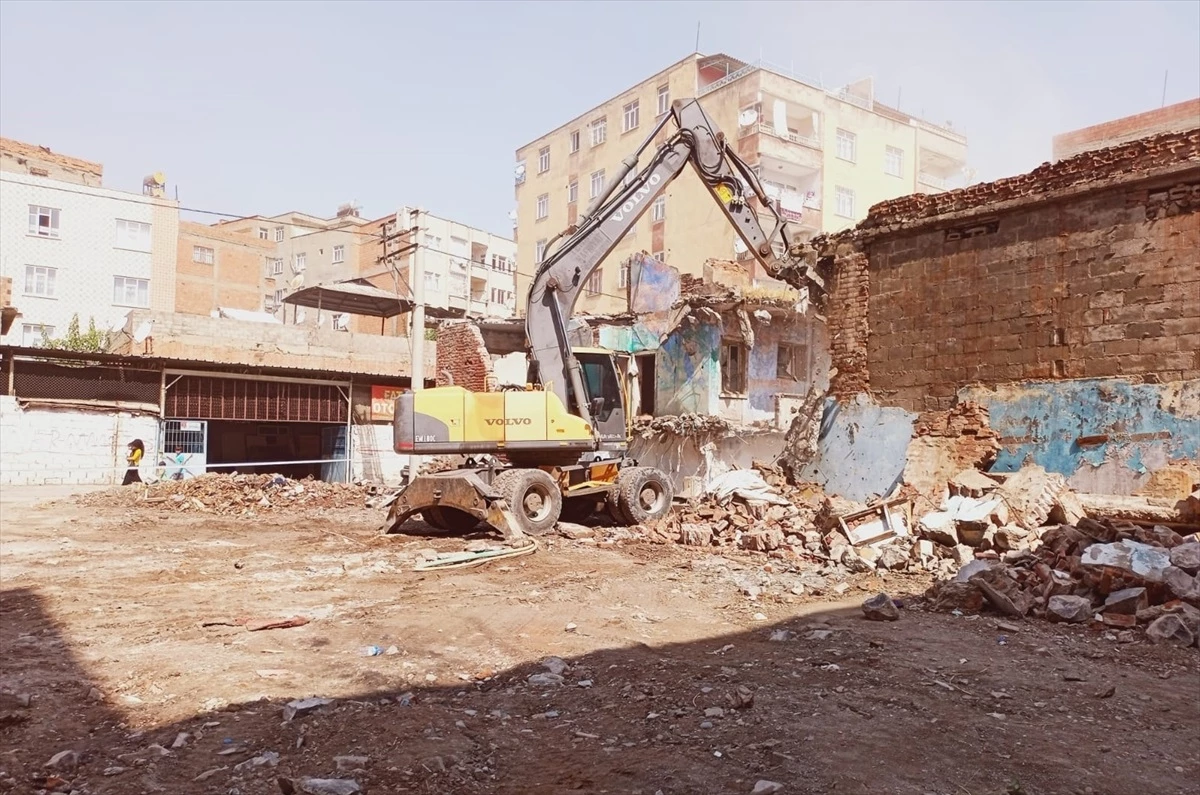 Bağlar Belediyesi, metruk yapının yıkımını gerçekleştirdi