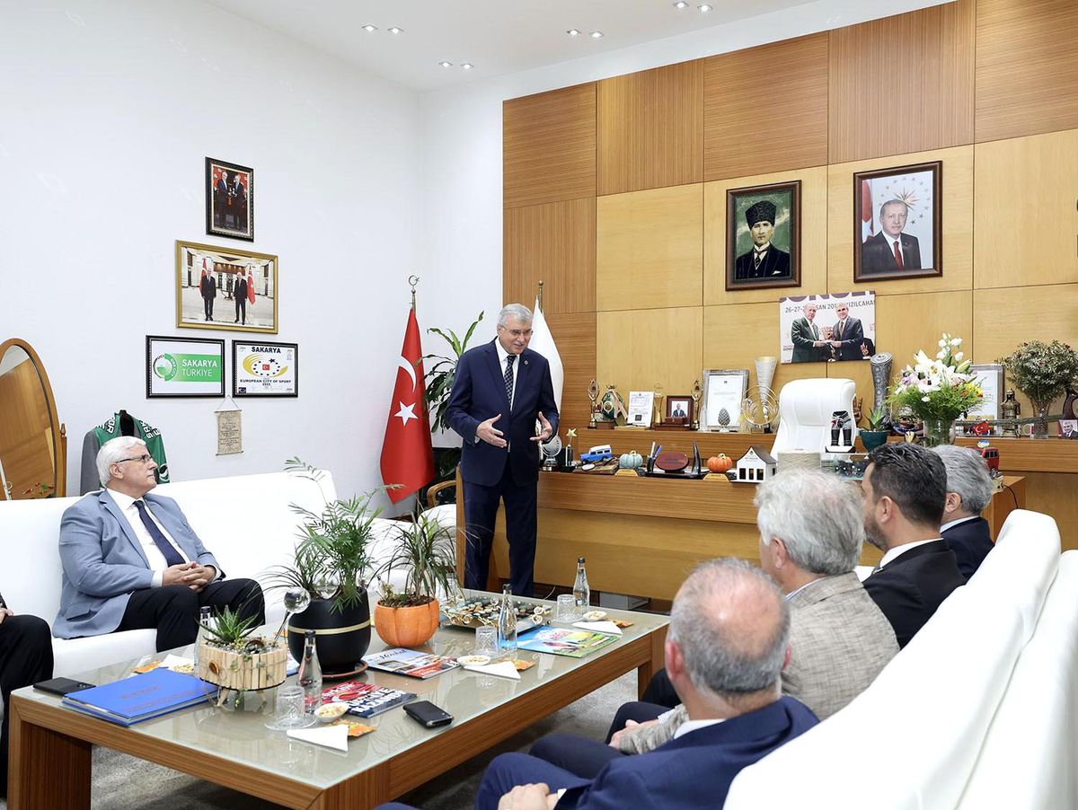 Milli Eğitim Bakan Yardımcısı Sakarya Büyükşehir Belediye Başkanı Ekrem Yüce\'yi Ziyaret Etti