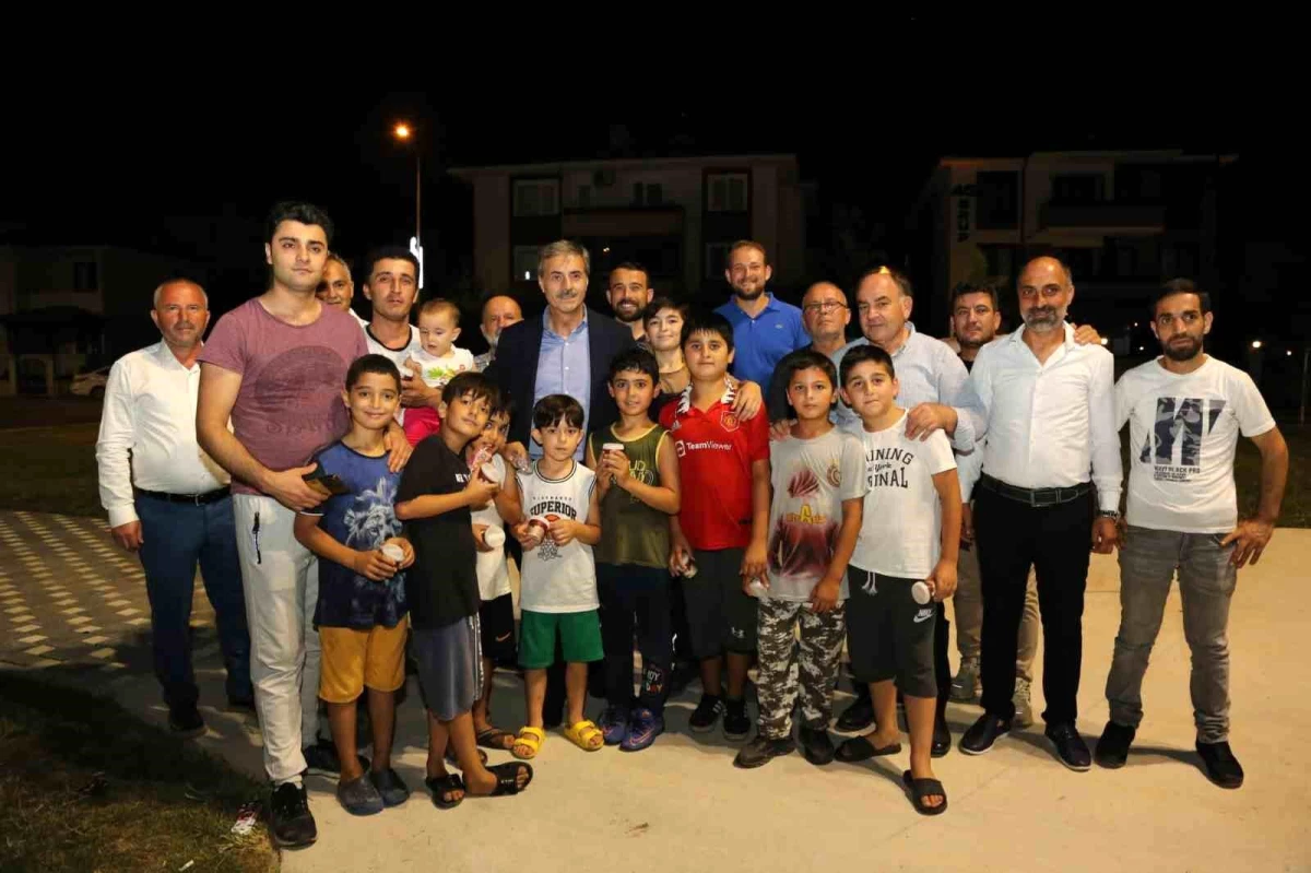 Serdivan Belediye Başkanı Yusuf Alemdar, vatandaşlara dondurma ikramında bulundu