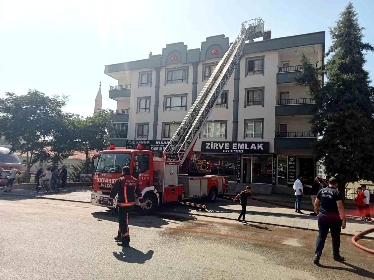 Ankara\'da bir apartmanın çatısında çıkan yangın kontrol altına alındı
