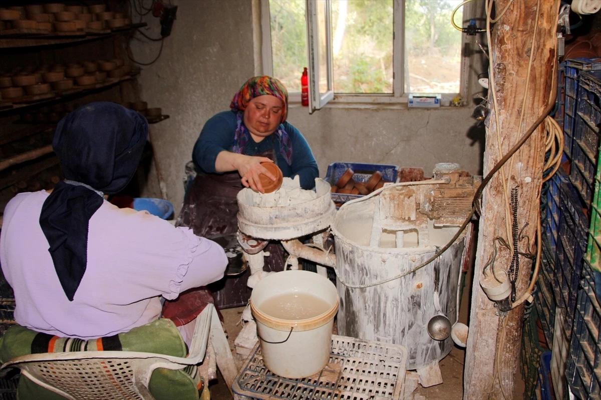 Kınık köyünde kadınlar geleneksel çömlek üretiminde çalışıyor