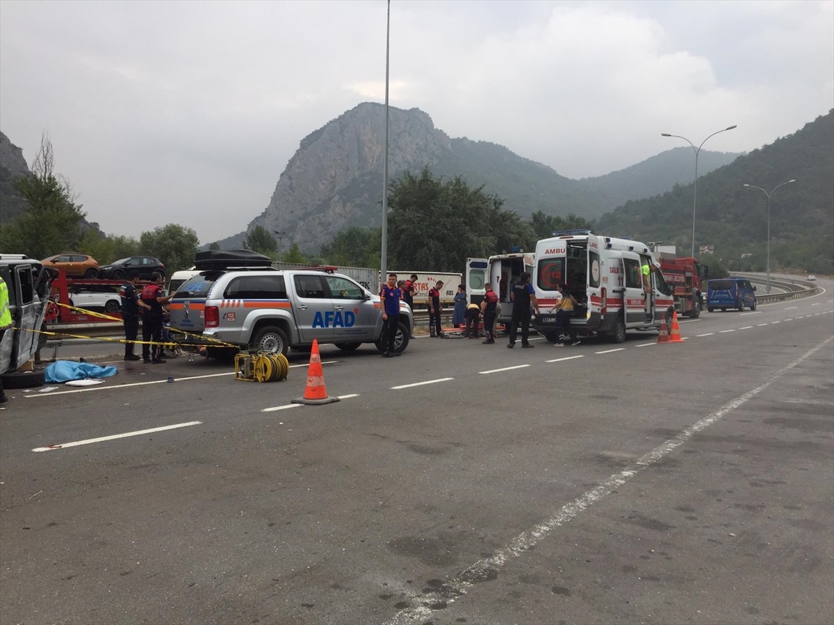 Bilecik\'te minibüs kazası: 1 ölü, 13 yaralı