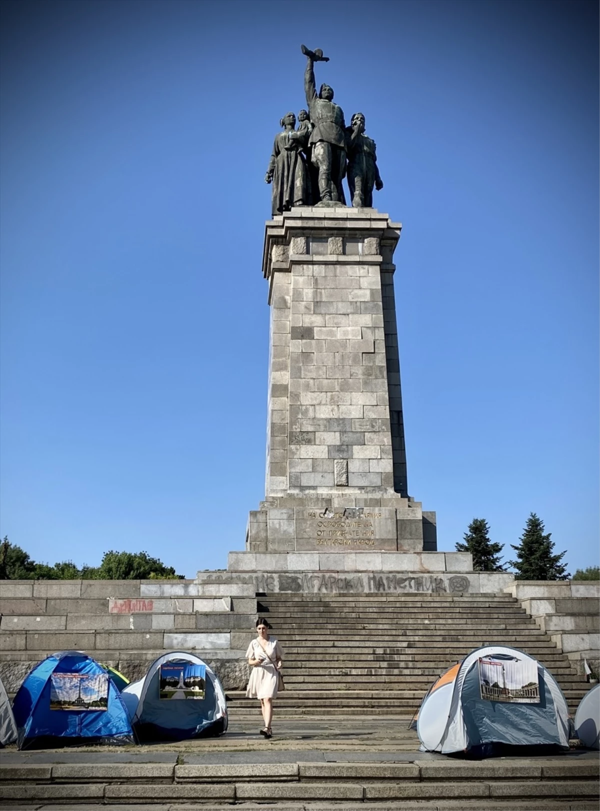 Bulgaristan\'da Kızıl Ordu Anıtı Saldırıya Uğradı