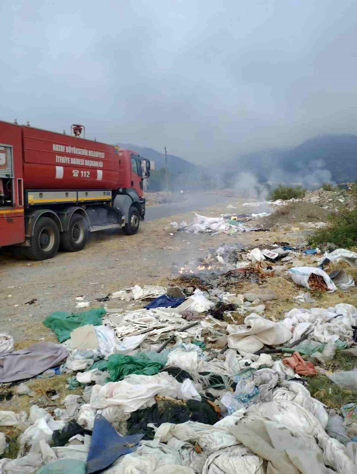 Hatay\'ın Dörtyol ilçesinde çöp yangını söndürüldü