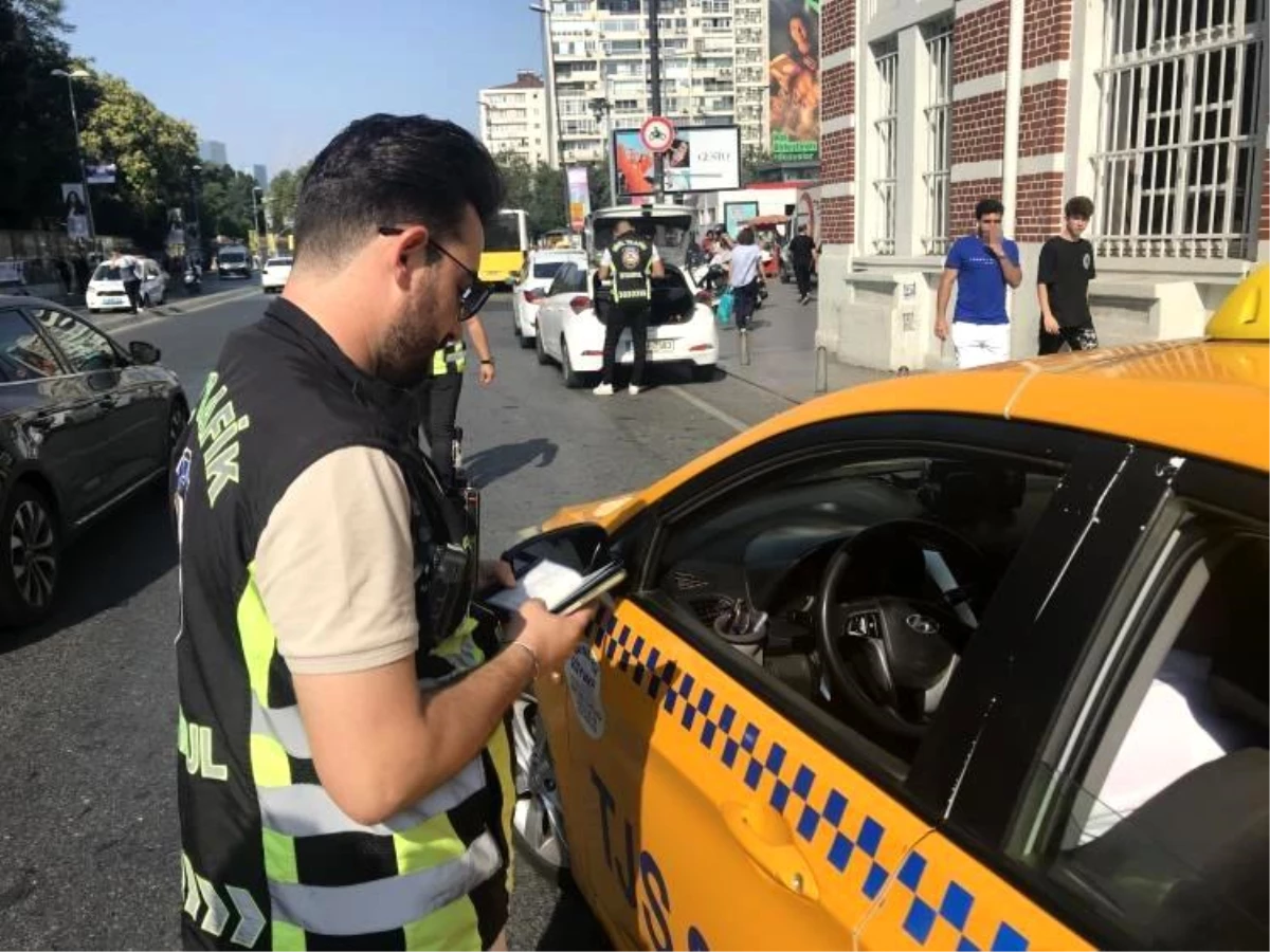 İstanbul\'da Trafik Polisleri Taksicilere Cezalar Yazdı