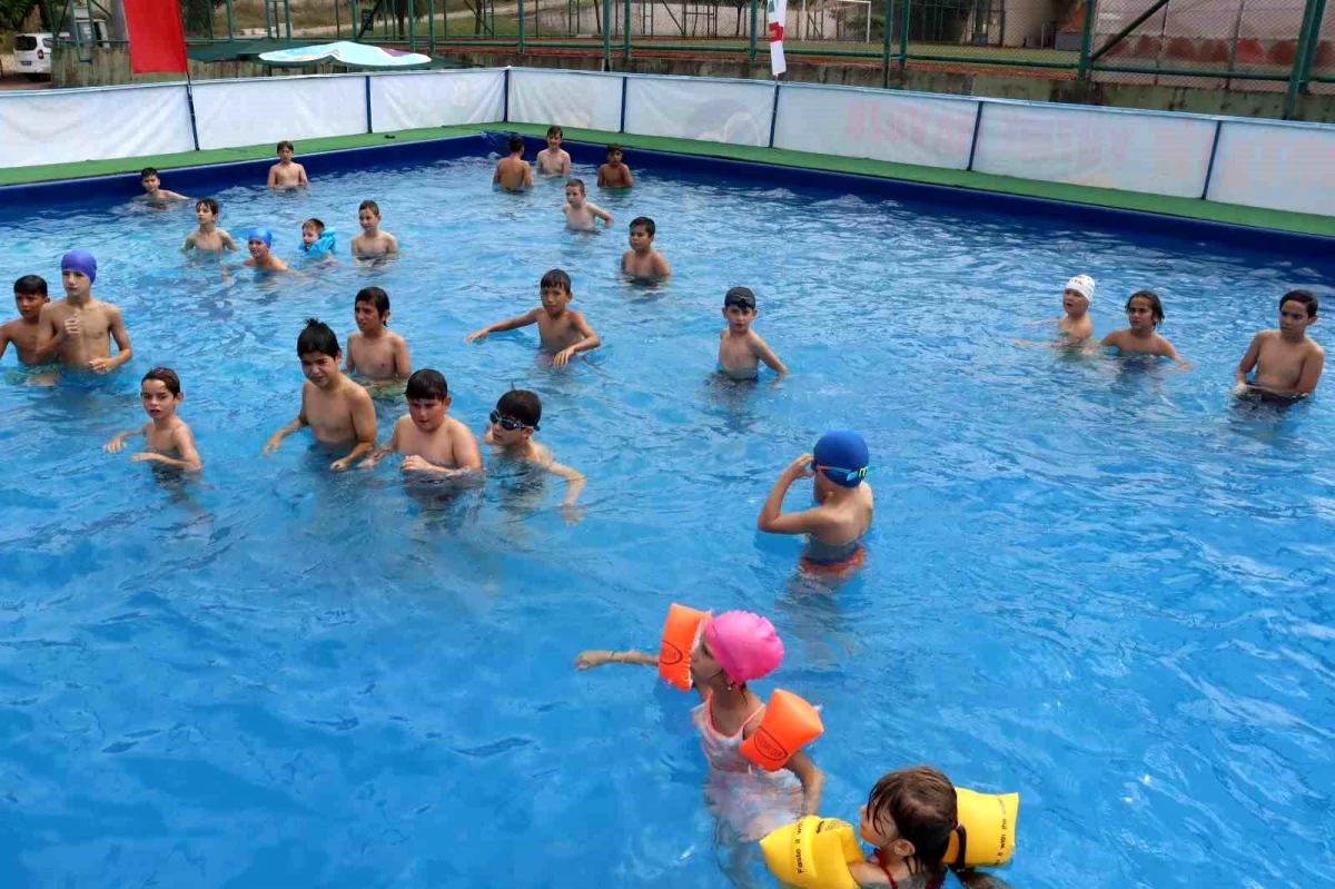 İzmit\'te Çocuklar İçin Portatif Havuz Kuruldu