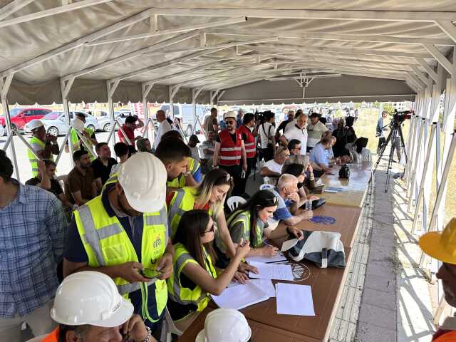Depremde hasar gören binalar dinamitle yıkıldı, ev sahipleri o anları izlerken gözyaşlarına boğuldu Depremde hasar gören binalar dinamitle yıkıldı, ev sahipleri o anları izlerken gözyaşlarına boğuldu