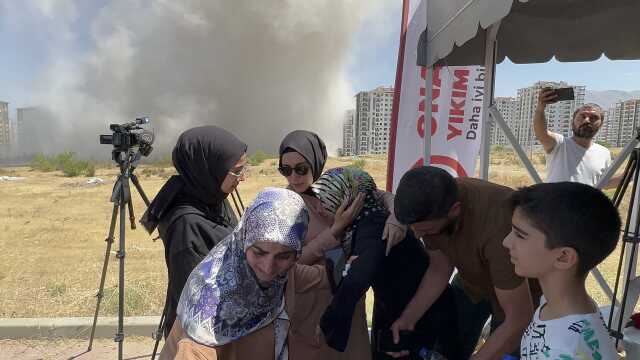 Depremde hasar gören binalar dinamitle yıkıldı, ev sahipleri o anları izlerken gözyaşlarına boğuldu Depremde hasar gören binalar dinamitle yıkıldı, ev sahipleri o anları izlerken gözyaşlarına boğuldu