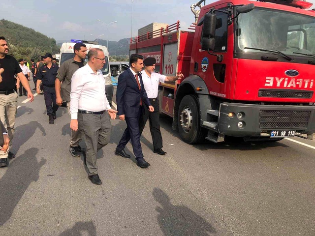 Düğünden dönen ailenin bulunduğu minibüs bariyerlere çarptı! Ölü ve yaralılar var Düğünden dönen ailenin bulunduğu minibüs bariyerlere çarptı! Ölü ve yaralılar var