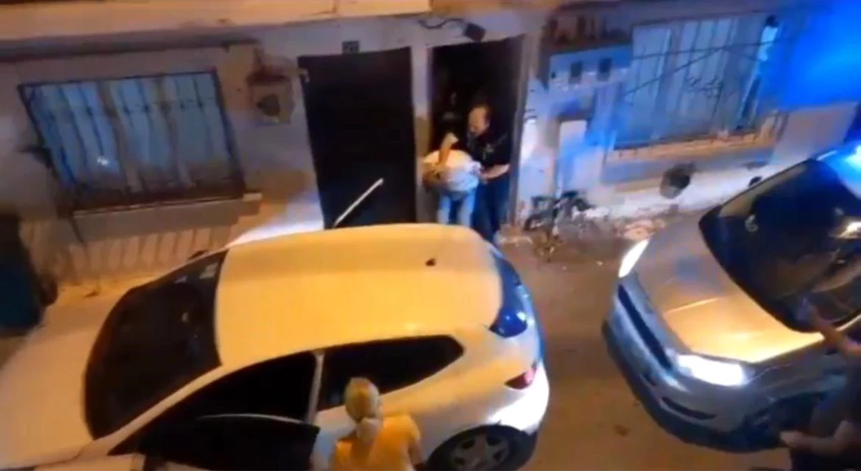 Bursa\'da Narkotik Polisi Şüpheli Şahısların Evinde Baskın Yaptı