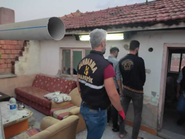 Eskişehir'de çiftlik soygunu: 5'i Suriye, 2'si Irak uyruklu 7 şüpheli gözaltına alındı Eskişehir'de çiftlik soygunu: 5'i Suriye, 2'si Irak uyruklu 7 şüpheli gözaltına alındı