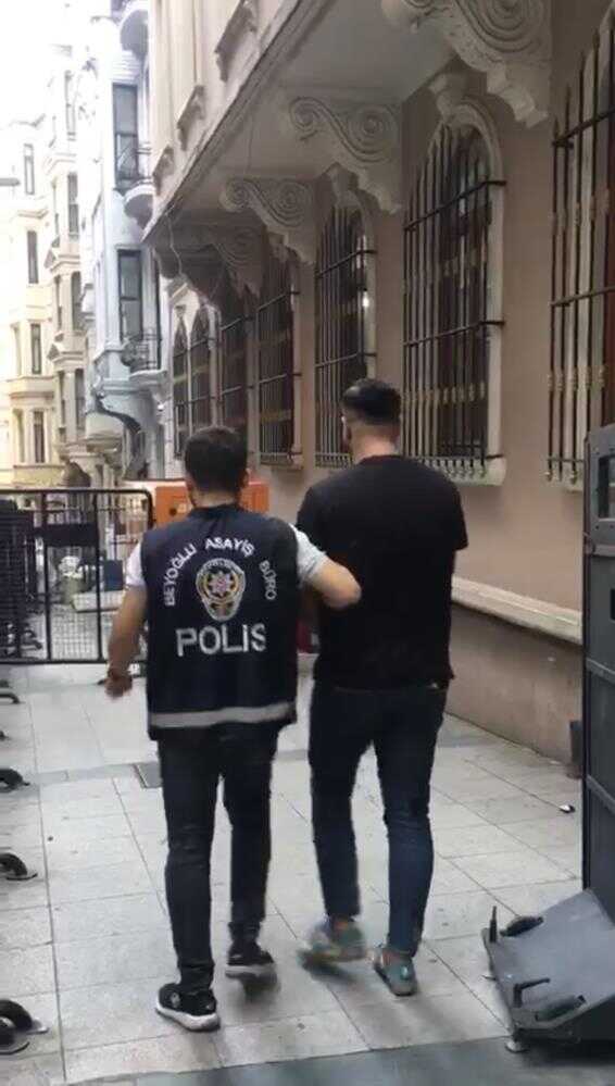 Ev hapsi kararı tepki çekmişti! Fas uyruklu müşteriyi döverek öldüren taksici yeniden gözaltında Ev hapsi kararı tepki çekmişti! Fas uyruklu müşteriyi döverek öldüren taksici yeniden gözaltında