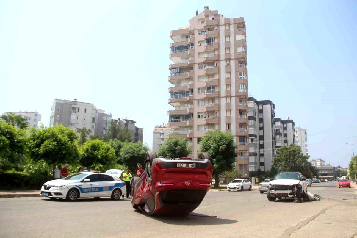 Antalya\'da Kontrolsüz Kavşakta Kaza: Bir Kişi Yaralandı