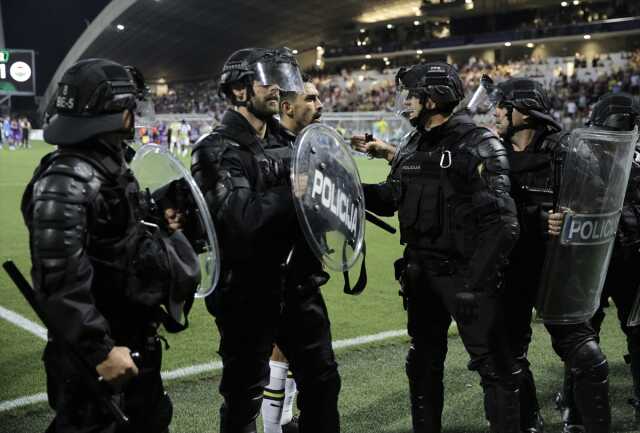 Fenerbahçe-Maribor maçında olayların fitili nasıl ateşlendi? Güvenlik kılığına girmişler Fenerbahçe-Maribor maçında olayların fitili nasıl ateşlendi? Güvenlik kılığına girmişler