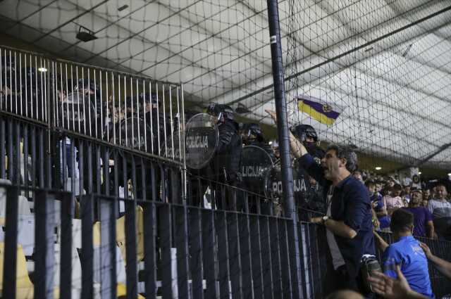 Fenerbahçe-Maribor maçında olayların fitili nasıl ateşlendi? Güvenlik kılığına girmişler Fenerbahçe-Maribor maçında olayların fitili nasıl ateşlendi? Güvenlik kılığına girmişler