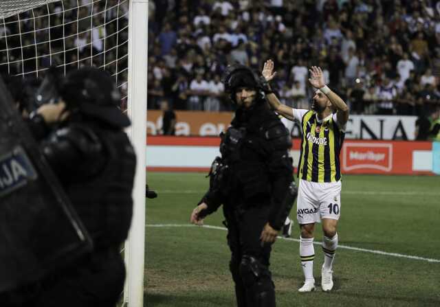 Fenerbahçe-Maribor maçında olayların fitili nasıl ateşlendi? Güvenlik kılığına girmişler Fenerbahçe-Maribor maçında olayların fitili nasıl ateşlendi? Güvenlik kılığına girmişler