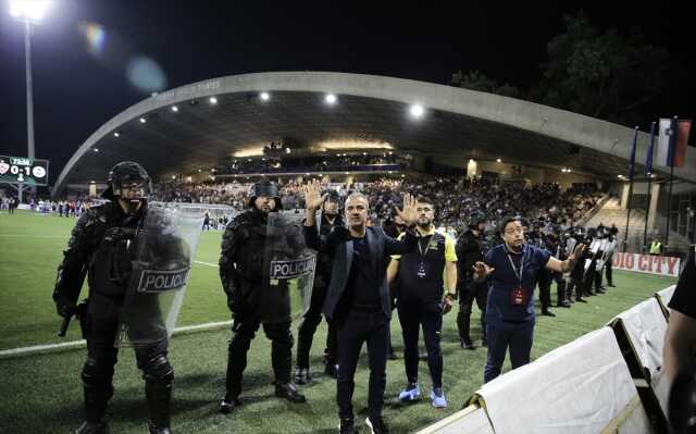 Fenerbahçe-Maribor maçında olayların fitili nasıl ateşlendi? Güvenlik kılığına girmişler Fenerbahçe-Maribor maçında olayların fitili nasıl ateşlendi? Güvenlik kılığına girmişler
