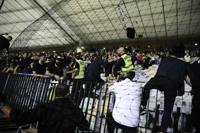 Fenerbahçe-Maribor maçında olayların fitili nasıl ateşlendi? Güvenlik kılığına girmişler Fenerbahçe-Maribor maçında olayların fitili nasıl ateşlendi? Güvenlik kılığına girmişler
