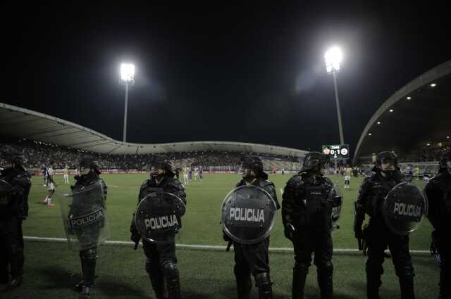 Fenerbahçe-Maribor maçında olayların fitili nasıl ateşlendi? Güvenlik kılığına girmişler Fenerbahçe-Maribor maçında olayların fitili nasıl ateşlendi? Güvenlik kılığına girmişler