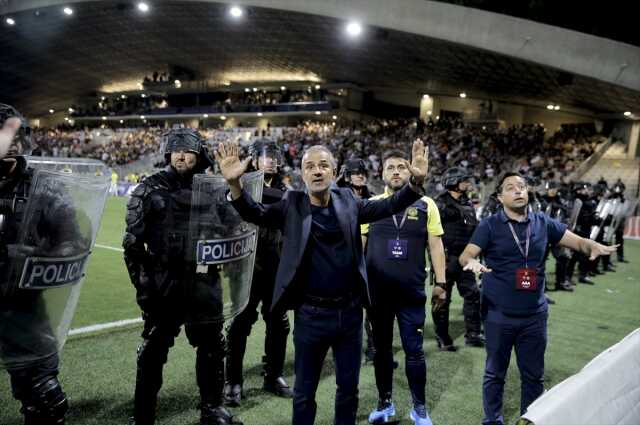 Fenerbahçe-Maribor maçında olayların fitili nasıl ateşlendi? Güvenlik kılığına girmişler Fenerbahçe-Maribor maçında olayların fitili nasıl ateşlendi? Güvenlik kılığına girmişler