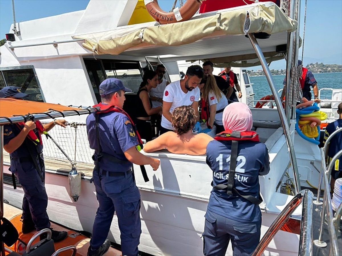 Fethiye\'de gezi teknesinde yaralanan kişi Sahil Güvenlik tarafından tahliye edildi