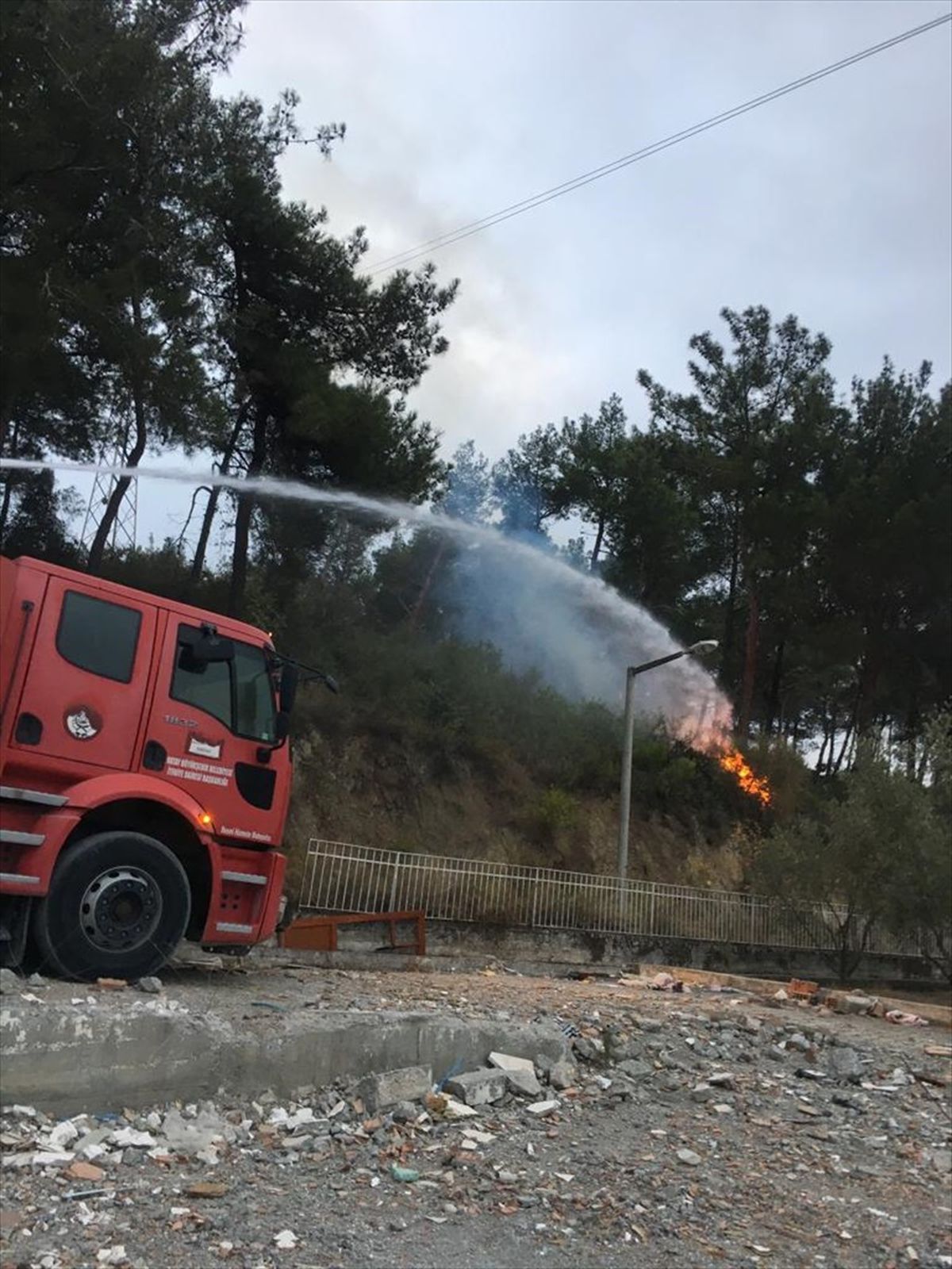 Hatay\'da ağaçlık alanda çıkan yangın söndürüldü