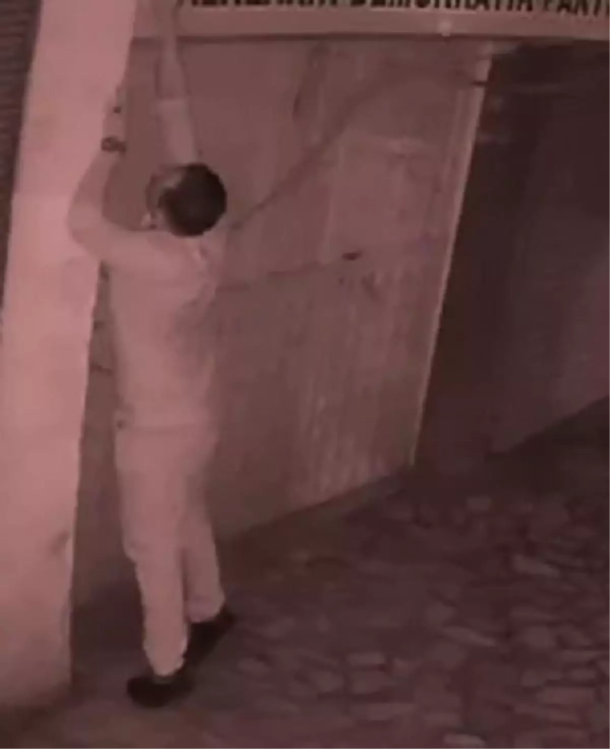 Iğdır'da HDP İl Başkanlığı tabelası çöp konteynerine atıldı