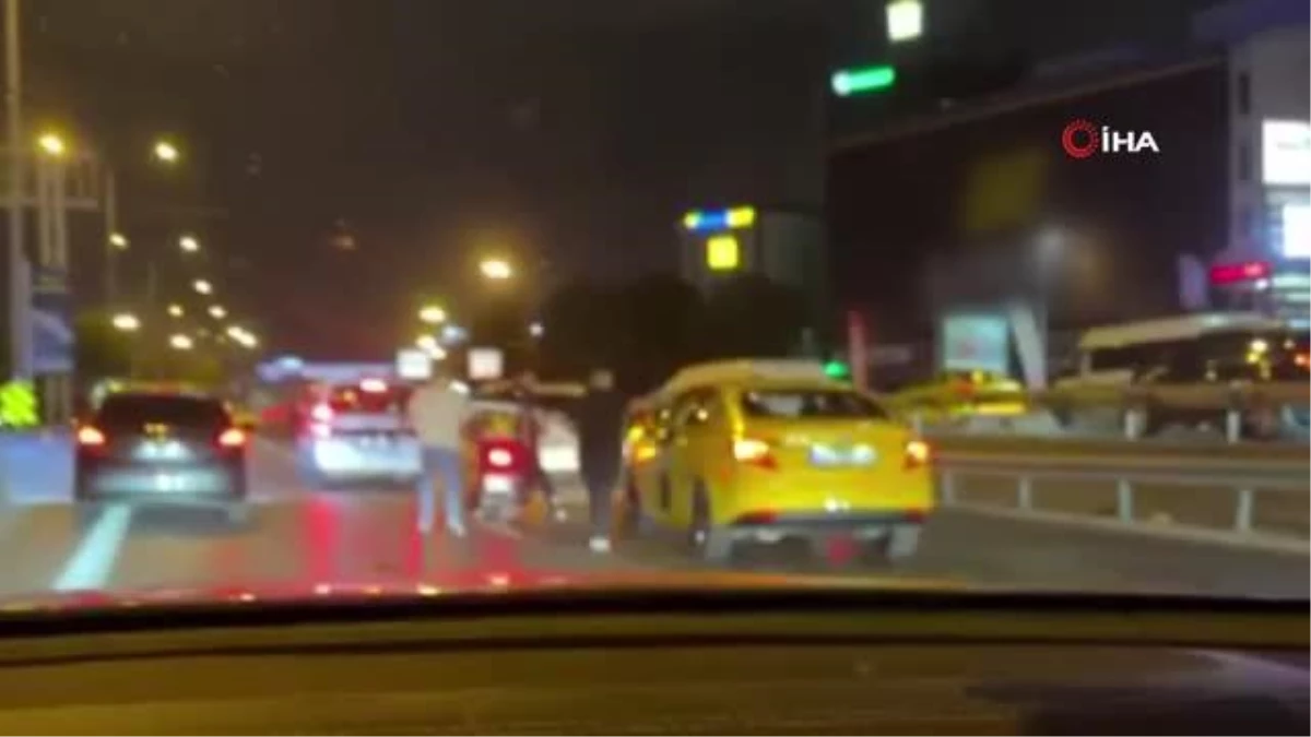 Kadıköy E-5 Karayolu\'nda Taksi Şoförüne Saldırı