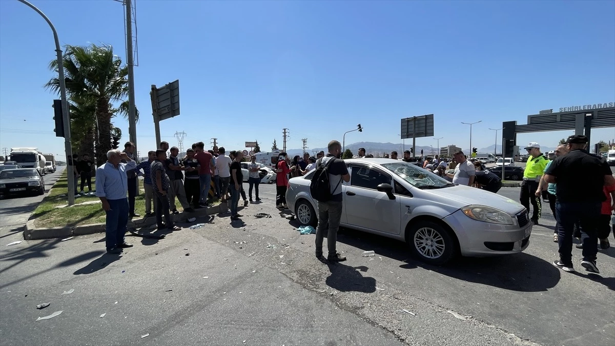 Kahramanmaraş\'ta Otomobil Çarpışması: 1\'i Bebek 5 Kişi Yaralandı