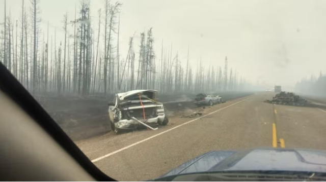 Kanada'da etkili olan orman yangınlarından dolayı Yellowknife şehri tamamen boşaltılıyor