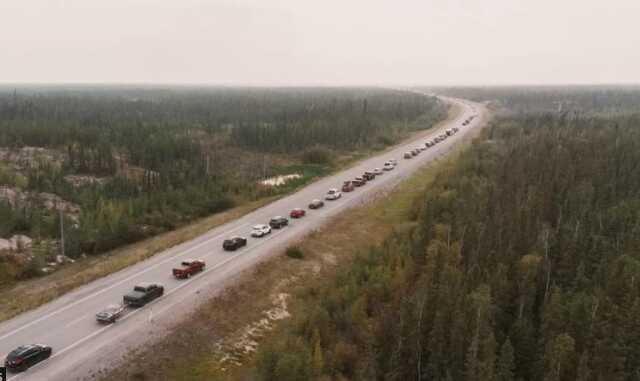 Kanada'da etkili olan orman yangınlarından dolayı Yellowknife şehri tamamen boşaltılıyor