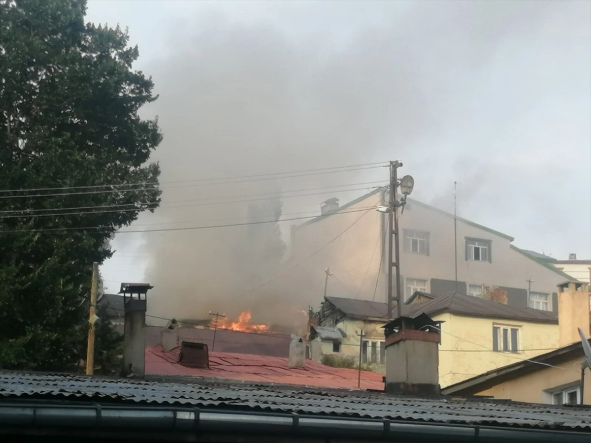 Kars\'ın Sarıkamış ilçesinde çıkan yangında metruk ev tamamen yandı