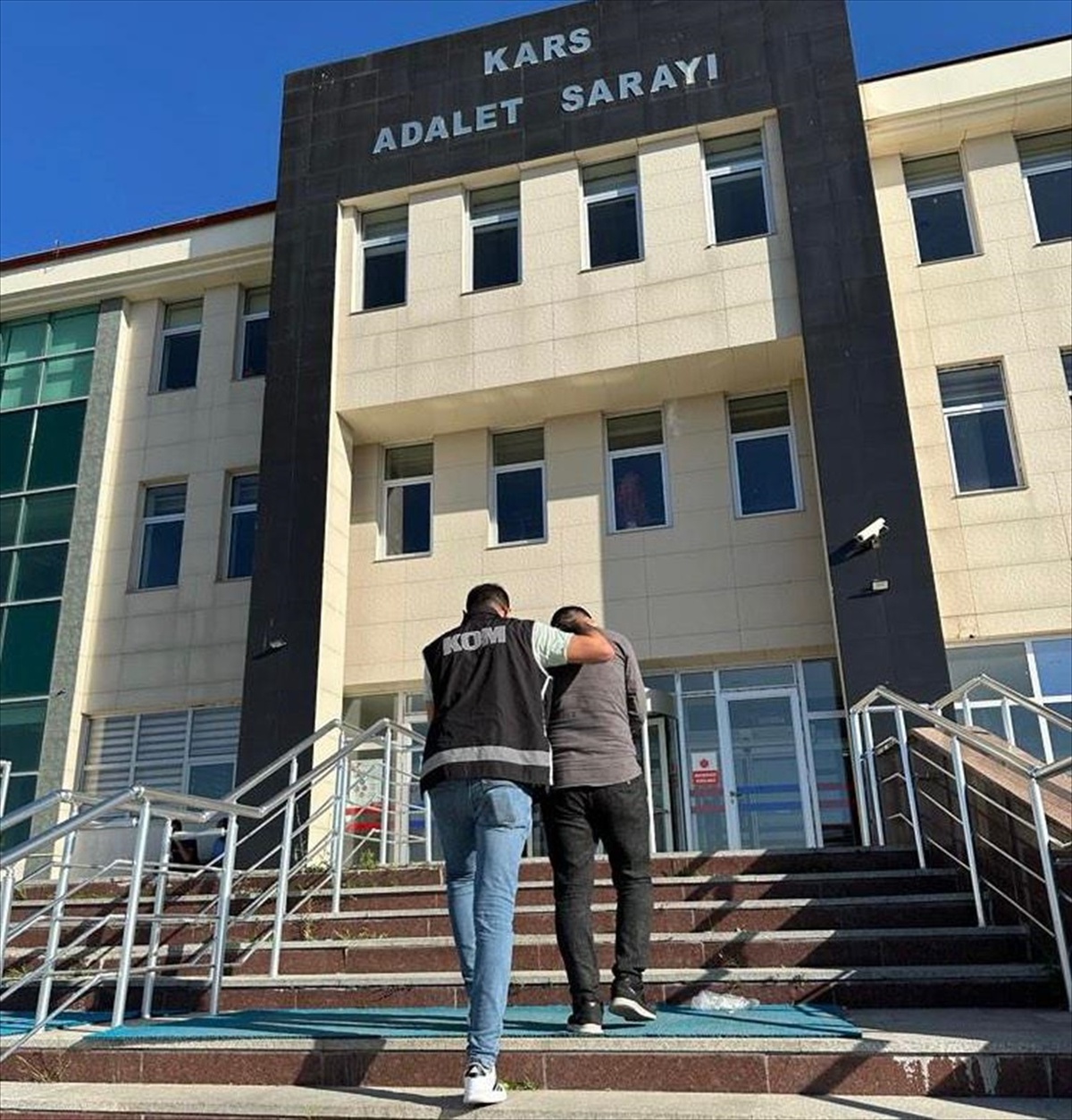 Kars\'ta ehliyet sınavına kopya düzeneği hazırlayan organizatör tutuklandı