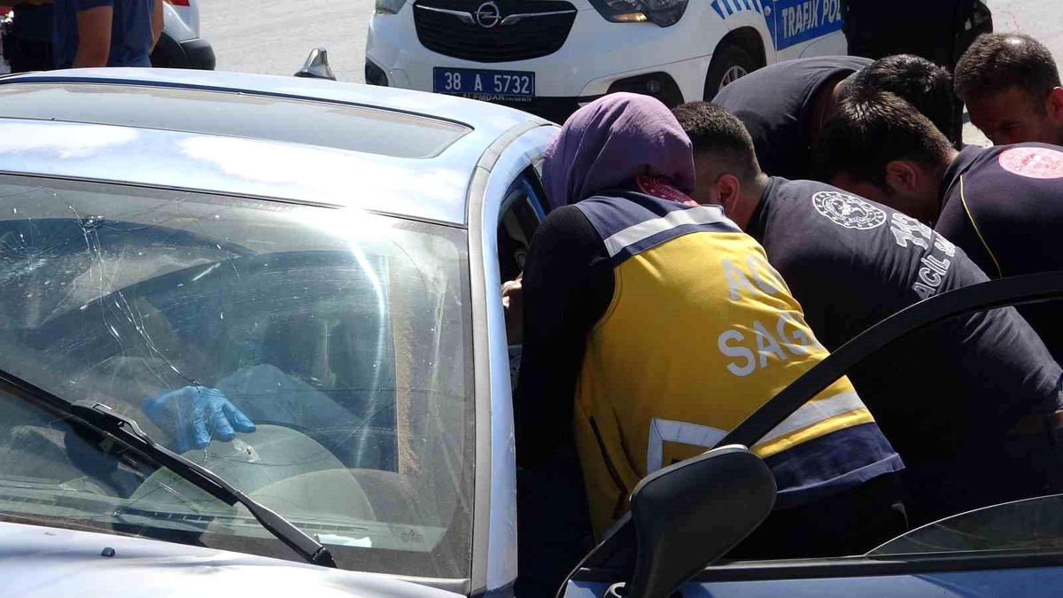 Kayseri\'de sulama kanalına çarpan otomobildeki anne ve kızı yaralandı