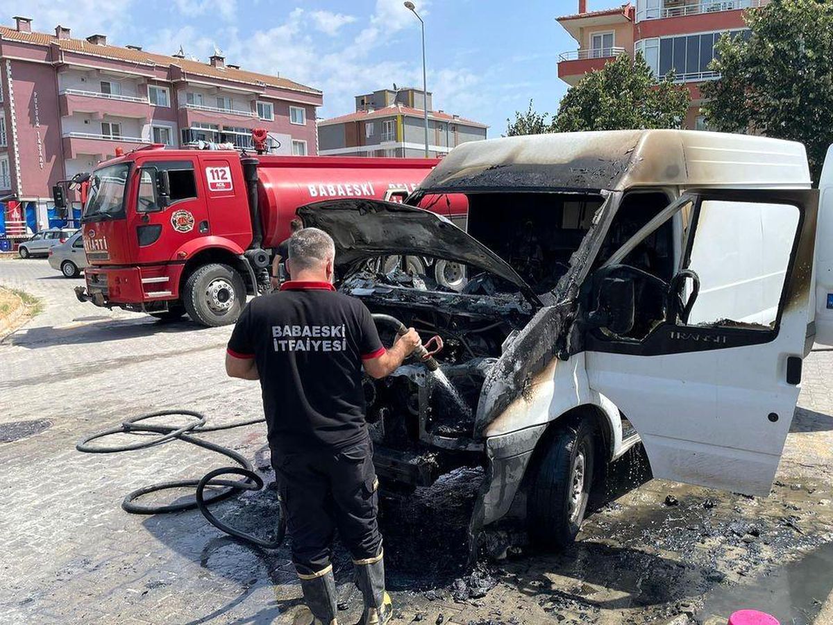 Kırklareli\'nde Park Halindeki Araç Alev Aldı