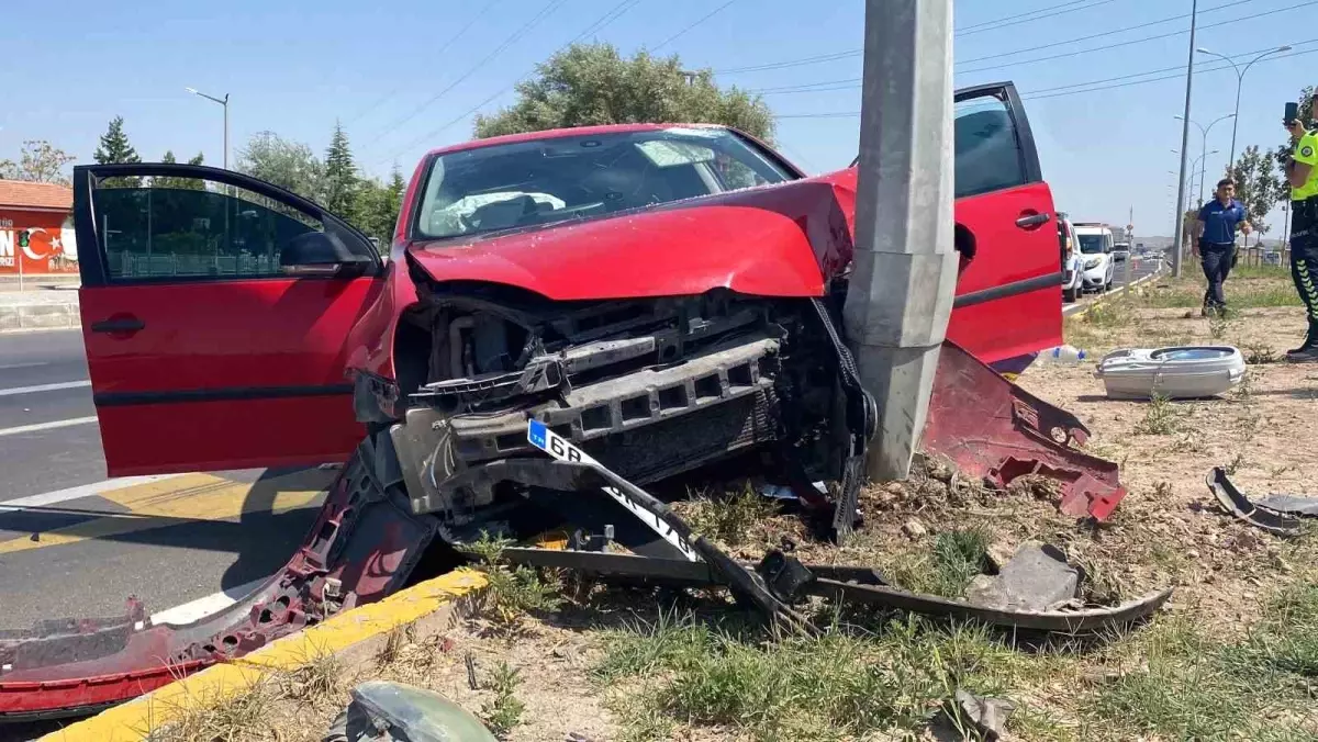 Aksaray\'da Köpeğe Çarpmamak İçin Yapılan Manevra Aydınlatma Direğine Çarptı